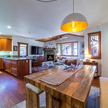 Luxury Home Close To Village; Garage & Jacuzzi